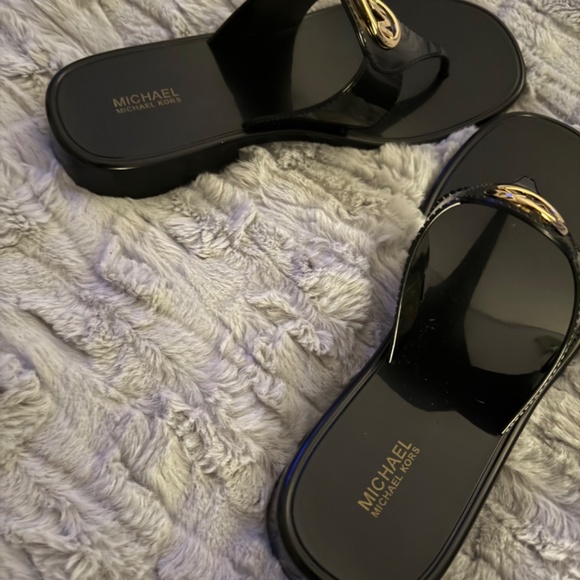 Michael Kors Hannah Jelly T-Strap Sandals Size 10, color black New. - Picture 2 of 4